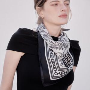 [헤지스ACC] [뜨왈드주이]블랙 사각 실크스카프 HISC4E300BK