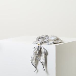 [헤지스] 블루 삼각링 러플 실크 스카프(링포함)[HISC5F332B1]