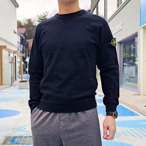 스톤아일랜드 와펜 패치 남성 맨투맨 네이비 781566360 V0020