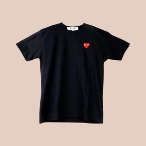 꼼데가르송 플레이 레드 하트 반팔 티셔츠 블랙 AXT1081