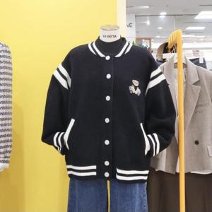 르피타 DP01 곰돌이자수 바시티 니트 점퍼 L244UJPB52