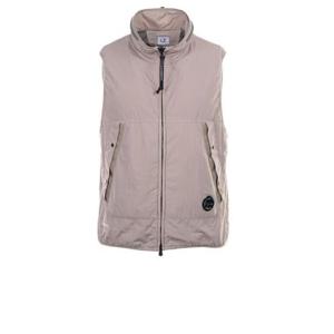 26 SS CP컴퍼니 로고 플라크 지퍼 질레 베스트 OW089A6124G