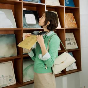 [빈폴ACC] (BE52D3M010) 쉐리 소프트 플랩 숄더백 - 아이보리