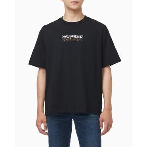 CK진  남성 캘빈 클라인 블락 그래픽 로고 반팔 티셔츠(4RD808G)