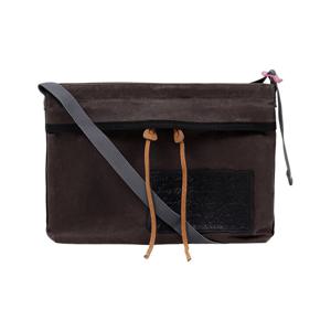 아크네스튜디오 레더 패치 왁스 캔버스 크로스백 C10181 AMA