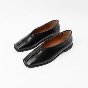 [신난다슈] 여성 로퍼 단화 펌프스 플랫 구두 슬립온 발편한 낮은굽 브이컷 FB257814 블랙