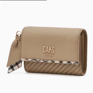 [닥스핸드백] 베이지 로고장식 소가죽 반지갑 DCWA6E232I2