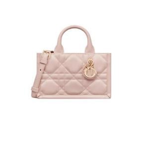 디올 스트랩 매크로까나쥬 카프스킨 미니 북 토트 파우더 핑크 S5573OWHP-M413