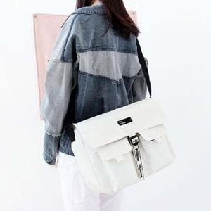 모든 룩에 잘 어울리는 클래식 메신저백