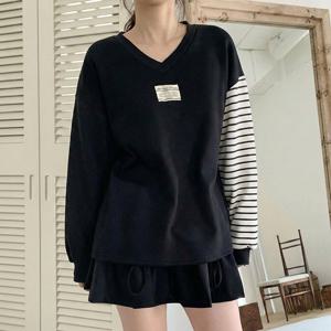 [올리비에스클로젯]라벨 브이넥 루즈핏 맨투맨_O2601TS001A