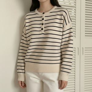 [올리비에스클로젯]단가라 단추 라운드 니트_O2601KN006A