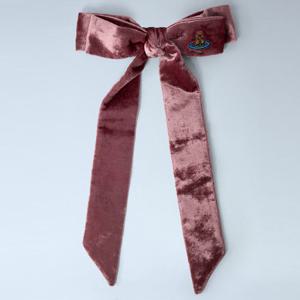 26 SS 비비안 웨스트우드 Flyes 플레이 벨루어 보우 헤어 클립 81020023 W017K G403