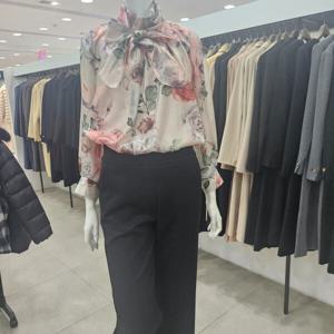 [아니베에프]꽃무늬 타이넥 쉬폰 블라우스  A51WBL510_JJ