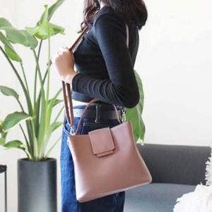 부드러우면서도 탄탄한 데일리 아담 사이즈 토트백