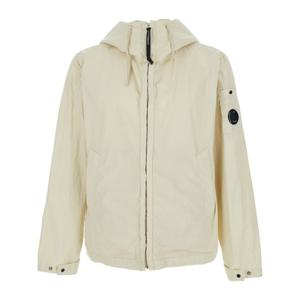 CP컴퍼니 베이지 하이넥 로고 플라크 재킷 20CMOW075A 110324G1