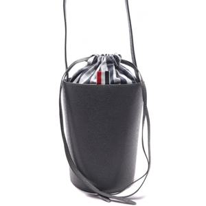 [톰브라운] 23SS 여성 페블 그레인 미니 버킷 숄더백 (FAP403A_00198_025_23S)