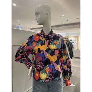 르니앤맥코이 꽃 브로치 패턴 블라우스 (MM05BL403HJY)