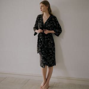 비너스 차르르 고급소재의 세련된블랙 깃털 로브가운 겉가운 OGN5955