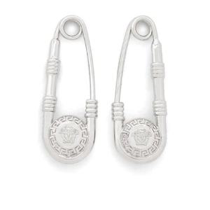 25 FW 베르사체 세이프티 핀 드롭 이어링 10048271A00620 TP432767595