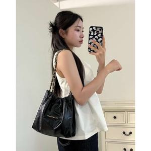 [질스튜어트] 블랙 골드 장식 드로우스트링 스몰 체인숄더백 JABA5F143