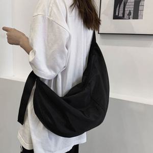 캐주얼 반달 방수 크로스백 옆으로매는가방 숄더백