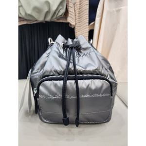 [플라스틱아일랜드]라벨포린트 탑 핸들 버킷백 PQ7XA702_DJ