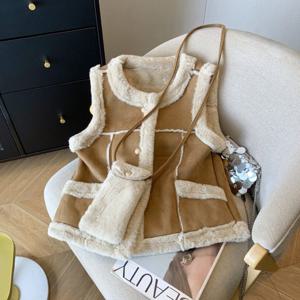 에이시크(GS ONLY) 테라 골드버튼 무스탕 퍼 베스트 C25DVE055