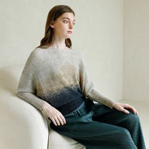 [요이츠](택가 213000원)[요이츠] 컬러 그라데이션 루즈핏 플리츠 블라우스 베이지_YJ08WNPBL31