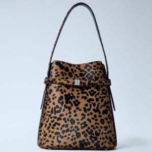 26 SS 토템 Belted 벨티드 포니 헤어 레오파드 이펙트 버킷백 254 WAL0048 LE0211 P2