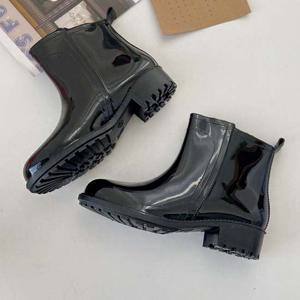 첼시 부츠 느낌 깔끔한 디자인 유광 여성 레인부츠