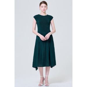 [요이츠](택가 228000원)[요이츠] 핏앤 플레어 라운드 플리츠 반소매 롱 원피스_YI06WNPOP09