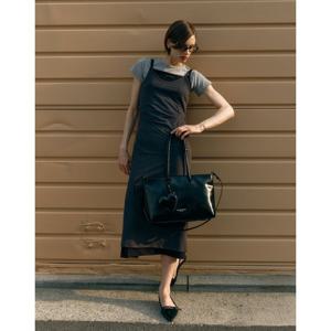 [질스튜어트]블랙 글로시 가죽 숄더 겸 라지 크로스백(15인치노트북수납) JABA5F761