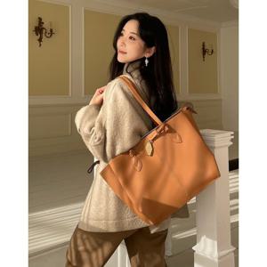 [질스튜어트] 브라운 키장식 소가죽 라지숄더백 (16인치노트북수납) JABA5F810