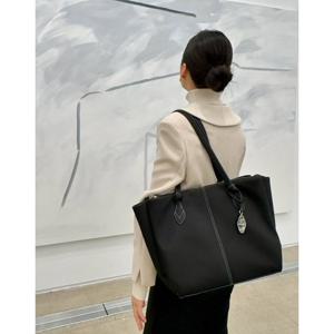 [질스튜어트] 블랙 키장식 나일론 라지 숄더백 (16인치노트북수납) JABA5E801