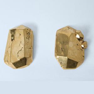 26 SS 생로랑 Faceted 페이스테드 청키 골드톤 메탈 스터드 이어링 849746 Y1500 8060