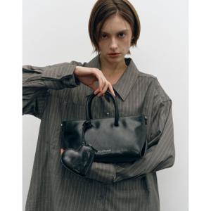 [질스튜어트] 블랙 글로시 가죽 토트 겸 크로스백 S JABA6E763