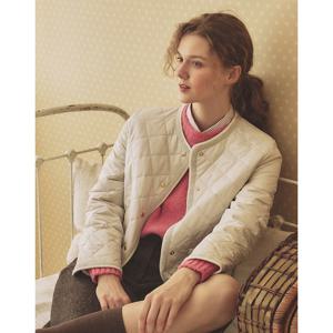 헤지스 여성 24FW 가격인하퀼팅스테디셀러아이보리 라운드넥 숏 퀼팅 점퍼 WSJU4D901IV