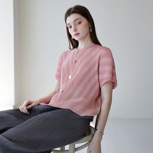 [요이츠] 샤틴 스트라이프 버튼 포인트 플리츠 블라우스_YJ06WNPBL30