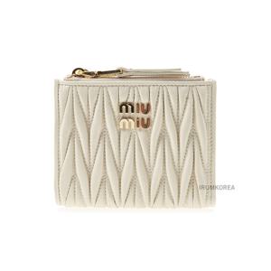 [미우미우] SS25 여성 스몰 마테라쎄 반지갑 5ML024 AFPP F0009