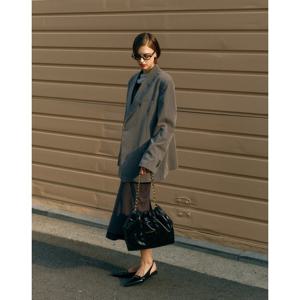 [질스튜어트] 블랙 골드 장식 드로우스트링 미디움 체인숄더백 JABA5E142