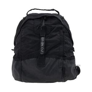 [CP컴퍼니] FW25 남성 나일론 B 라운드 백팩 19CMAC115A 005269G 999