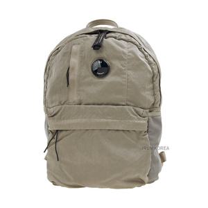 [CP컴퍼니] FW25 남성 나일론 B 렌즈 백팩 19CMAC737A 005269G 356