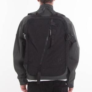 [당일발송]CP컴퍼니 사선 지퍼 영문 자수 로고 공용 백팩 19CMAC121A 110188G 999