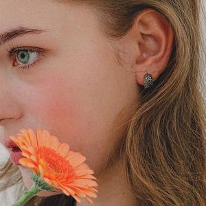 제이로렌 마카사이트 패턴 커브드 실버 귀걸이 M04077