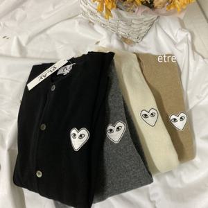 꼼데가르송 가디건 화이트와펜 여성 울 카디건