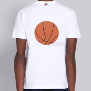 톰브라운 저지 프린트 바스켓볼 백 로고 반팔 티셔츠 화이트 MJS111A01454100