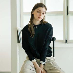 [요이츠] 조각 주름 라운드 플리츠 점퍼 블랙_YJ08WNPJP01