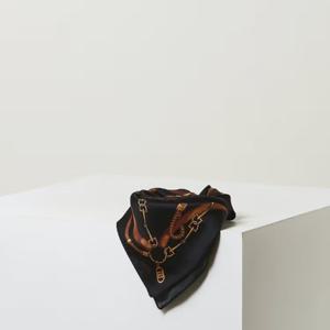 [닥스핸드백] 세인트 바넷 체인 패턴 실크 사각 스카프  DCSC5F672N2