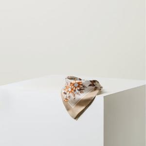 [닥스핸드백] 베이지 윈터플라워 실크 스카프 DCSC5F323I2