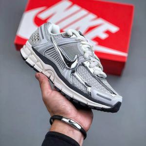 나이키 우먼 줌 보메로 5 런닝 운동화 FD0884-025